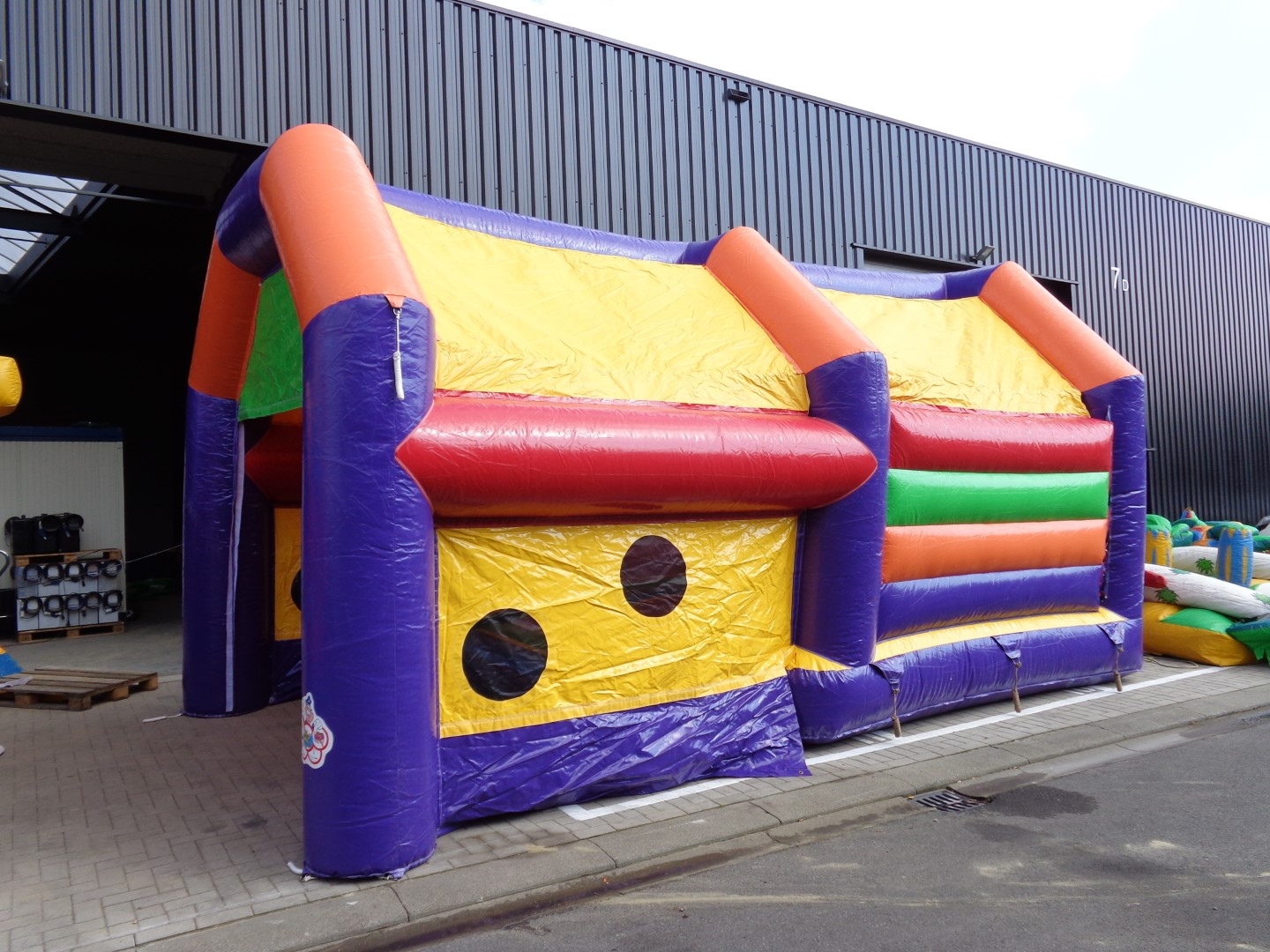 Springkasteel: Rainbow frame bouncer met tent