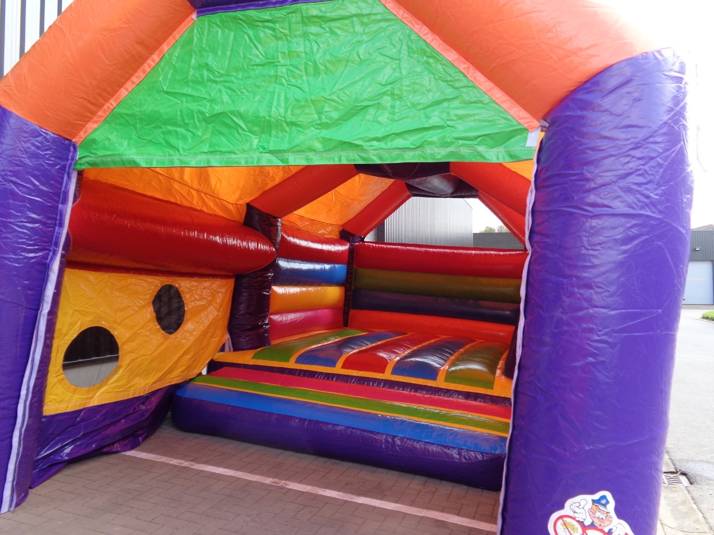 Springkasteel: Rainbow frame bouncer met tent