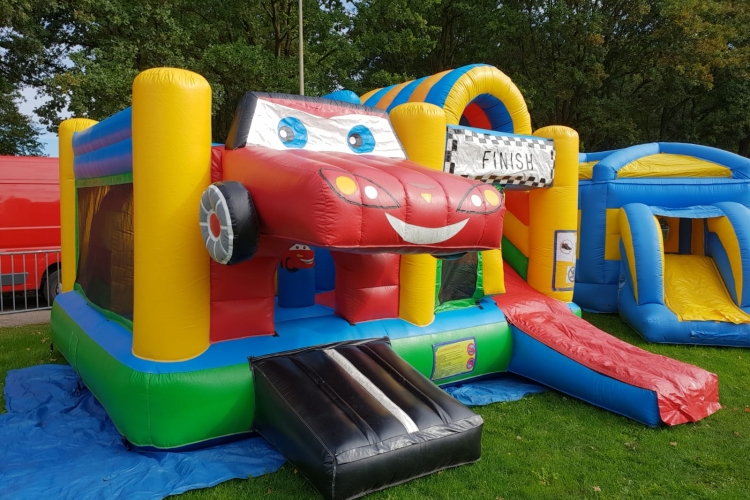 Springkasteel: Het auto park